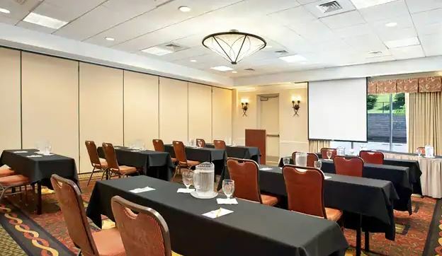 Hilton Garden East 3*